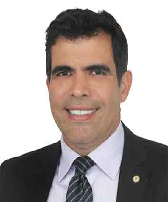 Portrait of Ricardo Ayres